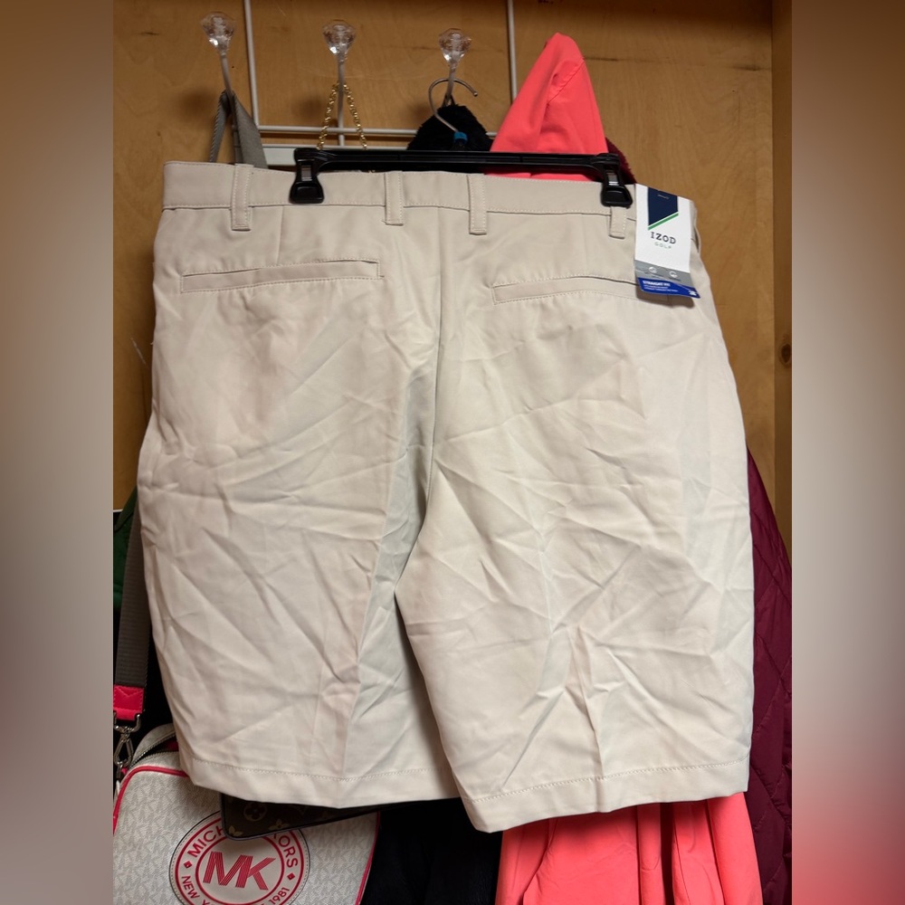 Mens Izod Golf shorts NWT size 38W - straight fit khaki